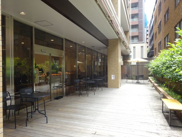 日本大通りのパン屋「ベーカリー三三」のお店の外観とテラス席