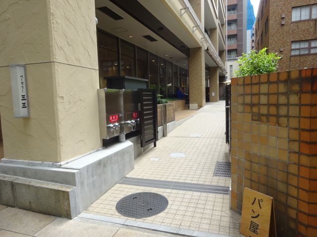 日本大通りのパン屋「ベーカリー三三」の外観（敷地内に入る入口の様子）