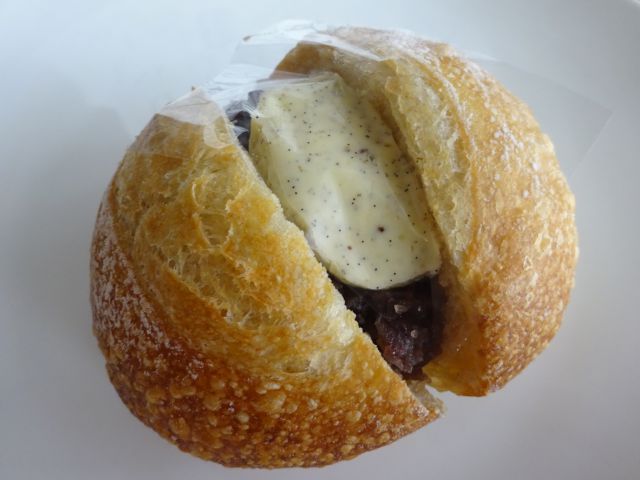 日本大通りのパン屋「ベーカリー三三」で購入したバニラバターとあんこのサンド