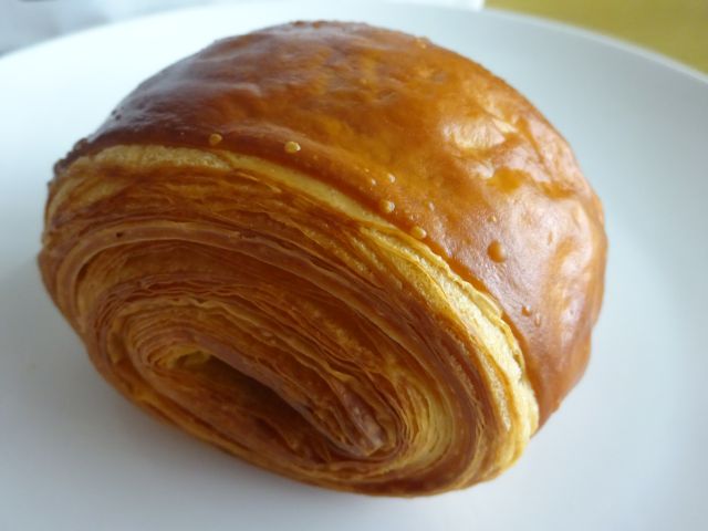 日本大通りのパン屋「ベーカリー三三」で購入したパン・オ・ショコラ