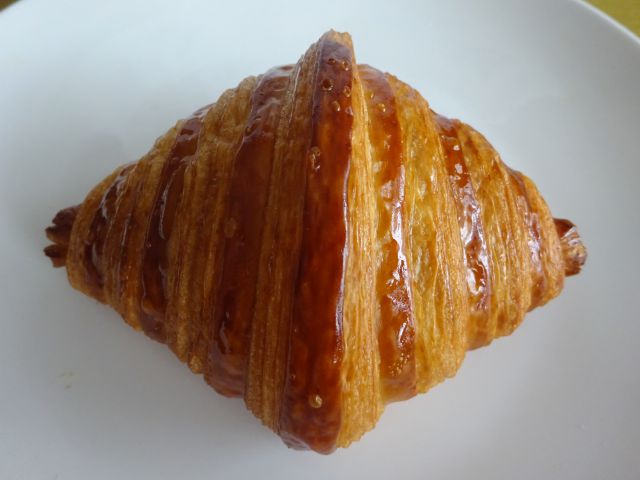 日本大通りのパン屋「ベーカリー三三」で購入したクロワッサン