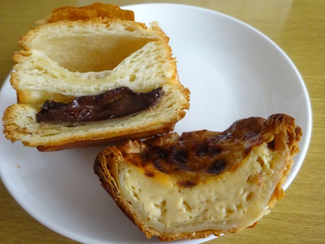 日本大通りのパン屋「ベーカリー三三」で購入したパン・オ・ショコラとエッグタルトの断面