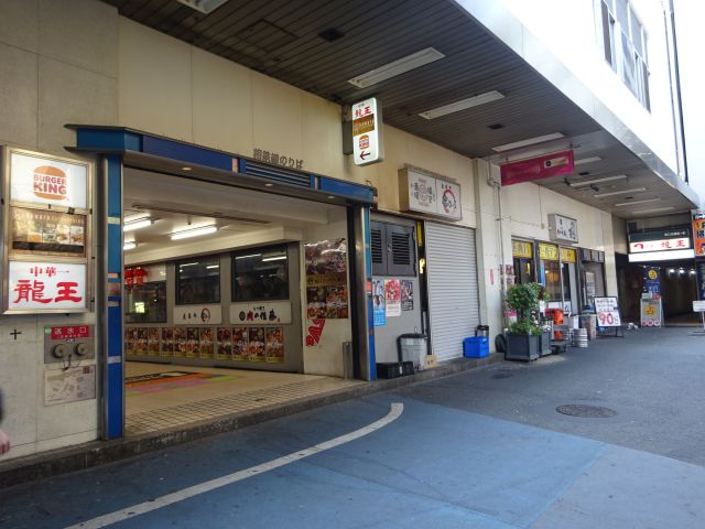 横浜駅西口五番街「龍王」へ向かうときの建物入口の様子（中華一 龍王の看板がある）