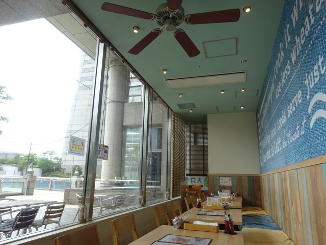 ランドマークプラザ「湘南パンケーキ横浜みなとみらい店」の店内の様子と窓から見えるテラス席