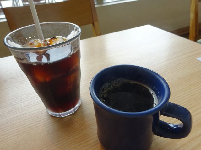 ランドマークプラザ「湘南パンケーキ横浜みなとみらい店」で注文したドリンク（アイスコーヒーとホットコーヒー）