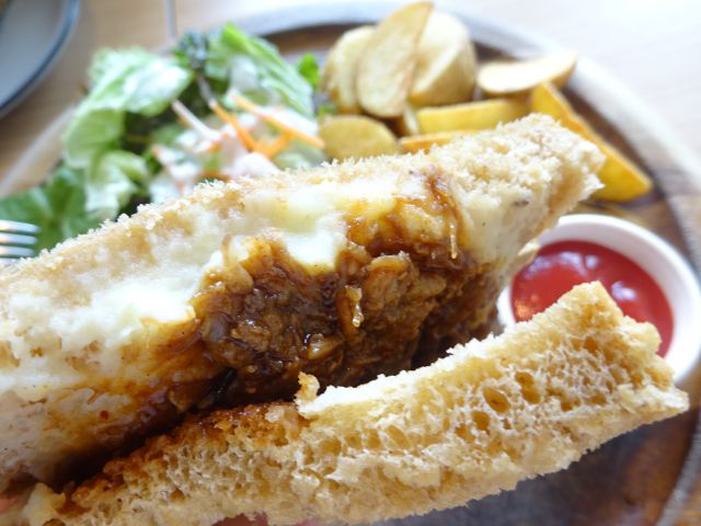 ランドマークプラザ「湘南パンケーキ横浜みなとみらい店」で注文したブルドポークサンドの断面