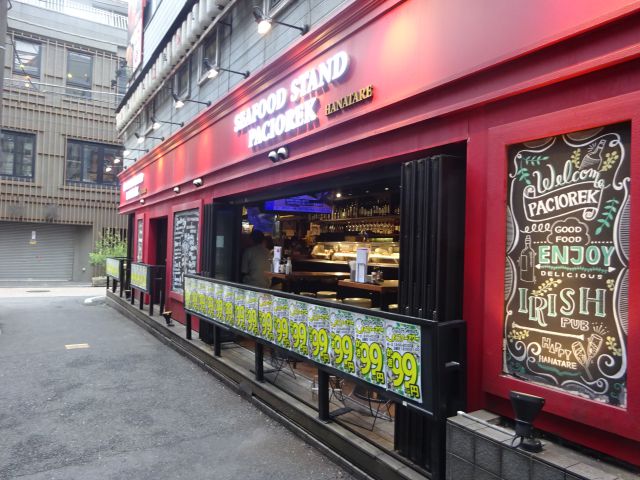 桜木町「SEAFOOD STAND PACIOREK HANATARE野毛店」の外観（路地側の様子）