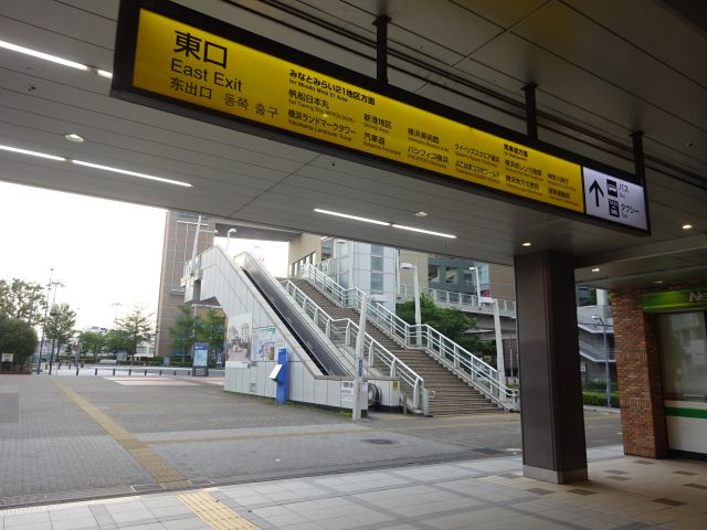 桜木町駅～馬車道駅徒歩ルート（JR「桜木町駅」東口から見える横浜市役所方面のデッキ）
