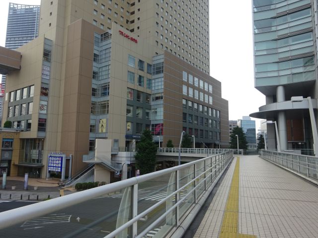 桜木町駅～馬車道駅徒歩ルート（デッキから見た景色・デッキはクロスゲート（ワシントンホテル）に繋がっている）