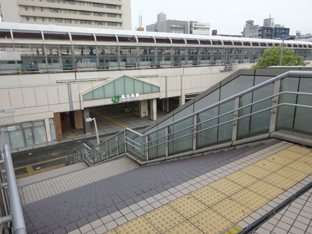 桜木町駅から馬車道駅の行き方（桜木町駅連絡デッキから見下ろしたJR桜木町駅（東口）の様子）