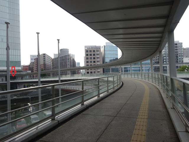 桜木町駅から馬車道駅の行き方（さくらみらい橋のデッキと横浜市役所2階部分に赤い矢印で印をつけている）