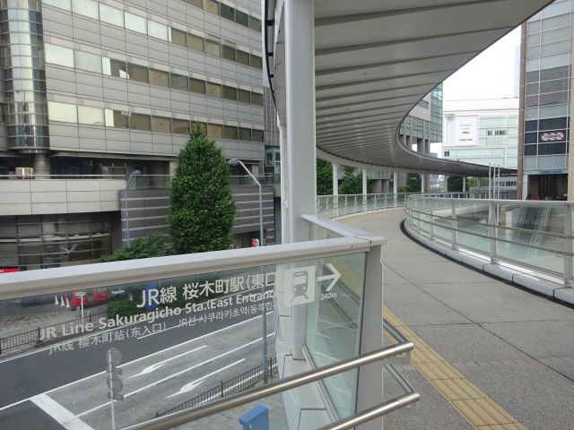 桜木町駅から馬車道駅の行き方（桜木町駅連絡デッキとJR「桜木町駅」東口と書かれた矢印案内）