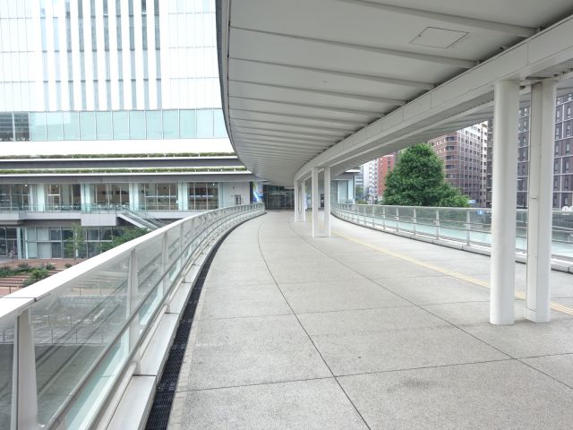 桜木町駅から馬車道駅の行き方（さくらみらい橋のデッキと正面に見える横浜市役所2階の扉）