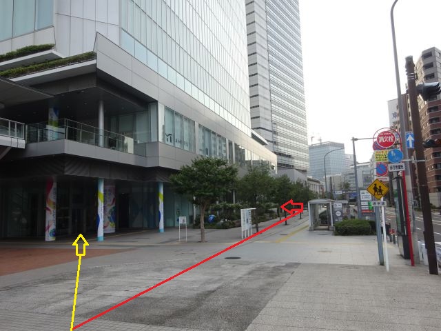 桜木町駅～馬車道駅徒歩ルート（横浜市役所と周辺の景色・横浜市役所1階扉は黄色い矢印、外経由で横浜市役所アトリウムに行く場合は赤い矢印で印をつけている）