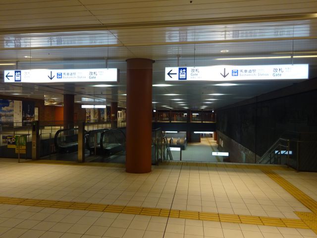 桜木町駅～馬車道駅徒歩ルート（馬車道駅B1から見た改札口があるB2への降口の様子）