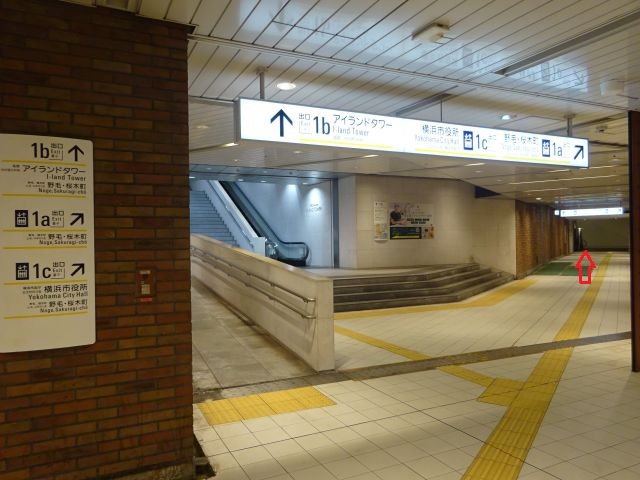 桜木町駅から馬車道駅の行き方（馬車道駅構内の桜木町駅方面1b、1c、1a出口の矢印案内板あり、1c方向に赤い矢印をつけている）