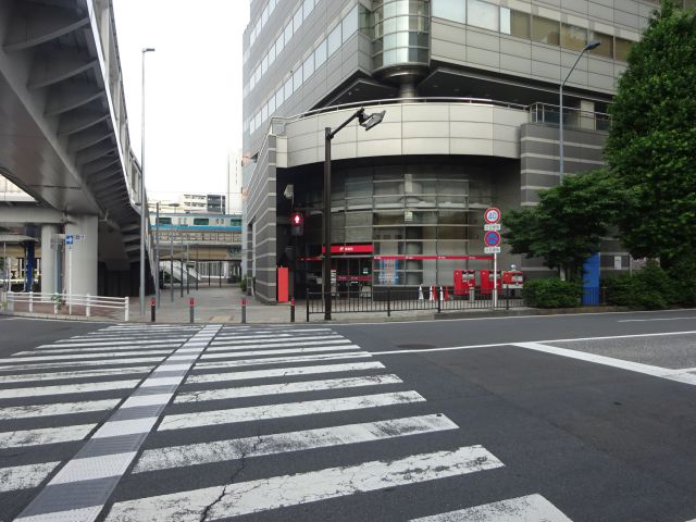 桜木町駅から馬車道駅の行き方（横断歩道の先に横浜桜木郵便局が見える）