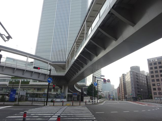 桜木町駅～馬車道駅徒歩ルート（横断歩道から見える横浜市役所、さくらみらい橋（デッキ）、弁天橋）
