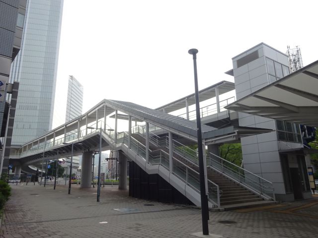 桜木町駅～馬車道駅徒歩ルート（桜木町駅新南口改札から左に進むと見える、さくらみらい橋・横浜市役所の景色）