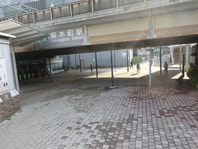 桜木町駅～馬車道駅徒歩ルート（JR桜木町駅の新南口改札と周辺の様子）