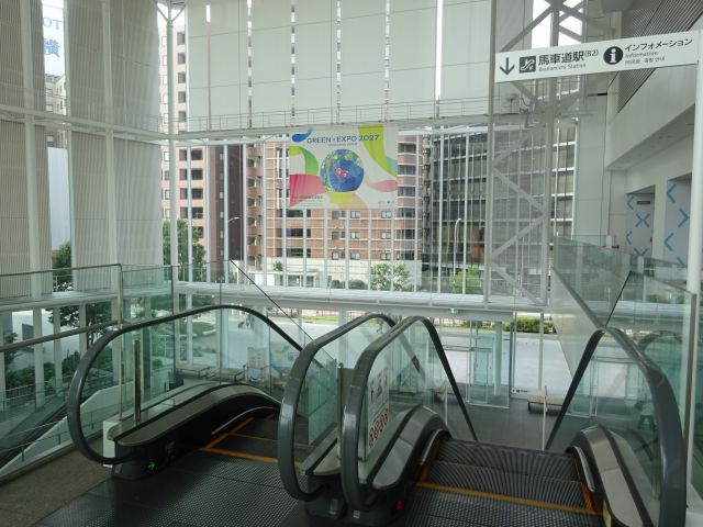 桜木町駅から馬車道駅の行き方（横浜市役所2階のアトリウム側のエスカレーター、馬車道駅の矢印案内板あり）