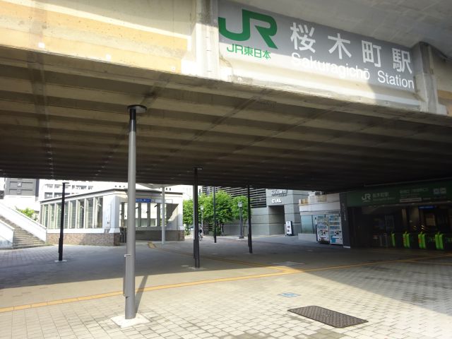桜木町駅から馬車道駅の行き方（JR桜木町駅新南口改札と周辺の様子、市営地下鉄ブルーライン桜木町駅に向かう地下道も見える）