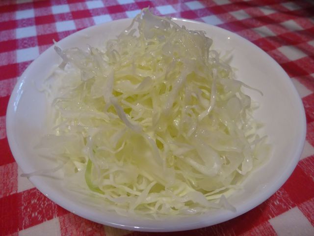 横浜・福富町「イタリーノ」で注文した肉料理（鉄板）に付く千切りキャベツのサラダ