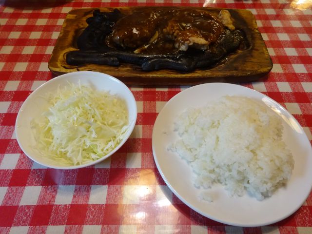 横浜・福富町「イタリーノ」で注文した「ハンバーグとチキンのミックスグリル」と千キャベツのサラダ、ライスを並べたところ