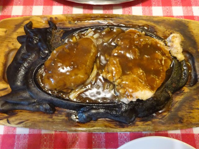 横浜・福富町「イタリーノ」で注文した「ハンバーグとチキンのミックスグリル」