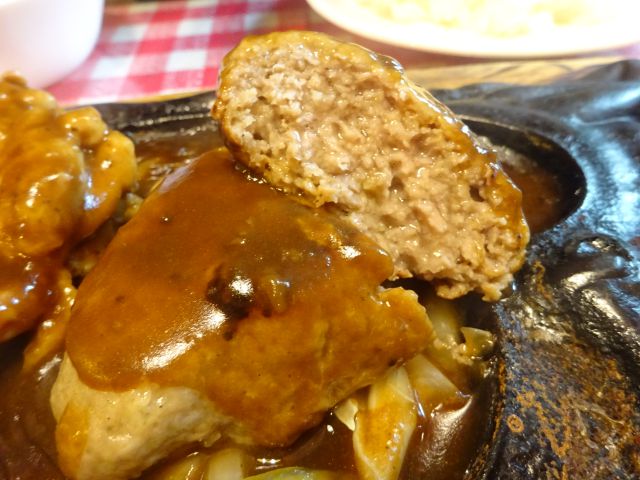 横浜・福富町「イタリーノ」で注文した「ハンバーグとチキンのミックスグリル」のハンバーグの断面