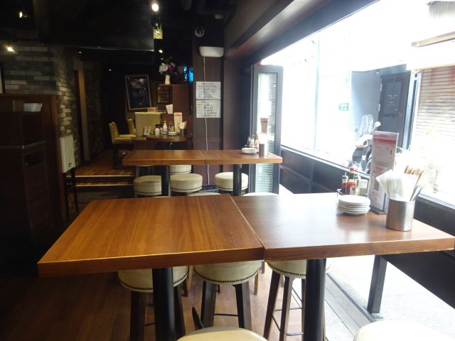 桜木町「SEAFOOD STAND PACIOREK HANATARE野毛店」店内テーブル席の様子