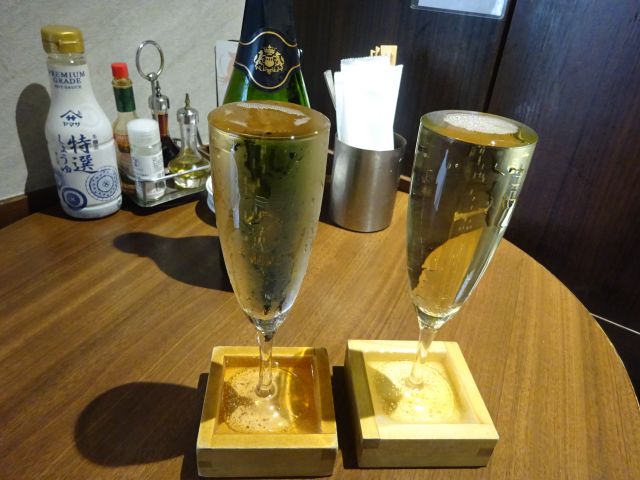 桜木町「SEAFOOD STAND PACIOREK HANATARE野毛店」で注文した、こぼれスパークリングワイン（白とロゼ）