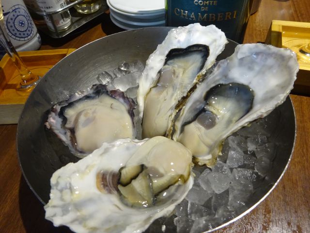桜木町「SEAFOOD STAND PACIOREK HANATARE野毛店」で注文した、オイスターアワーの生牡蠣