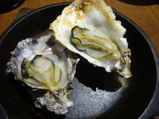 桜木町「SEAFOOD STAND PACIOREK HANATARE野毛店」で注文した、オイスターアワーの焼牡蠣