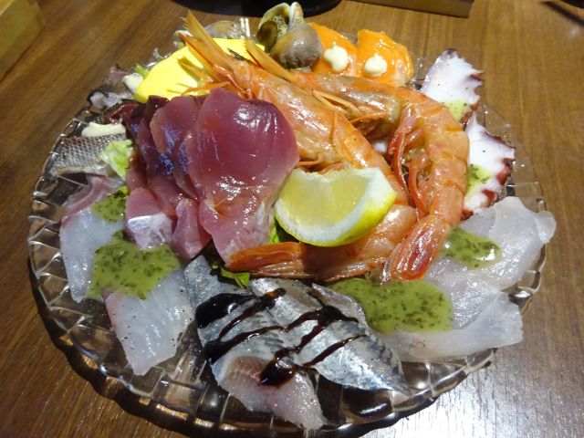 桜木町「SEAFOOD STAND PACIOREK HANATARE野毛店」で注文した、海鮮カルパッチョの盛り合わせ