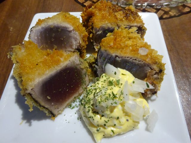 桜木町「SEAFOOD STAND PACIOREK HANATARE野毛店」で注文した、揚げたてレアかつお