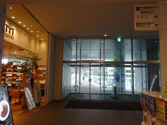 桜木町駅から馬車道駅の行き方（横浜市役所2階の桜木町駅連絡デッキの扉）