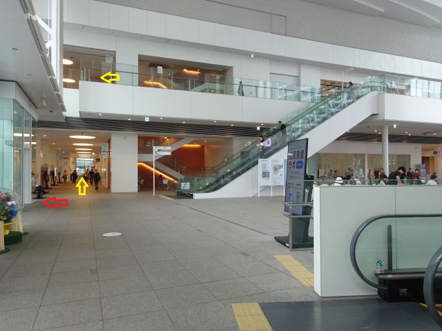 桜木町駅～馬車道駅徒歩ルート（横浜市役所アトリウムから桜木町駅に向かう方向に矢印をつけている）