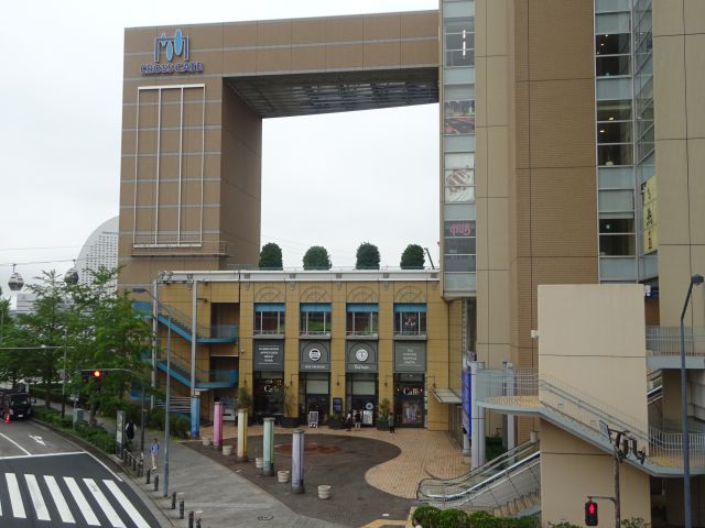 桜木町駅前のクロスゲートの建物（モスプレミアム桜木町クロスゲート店が見える）