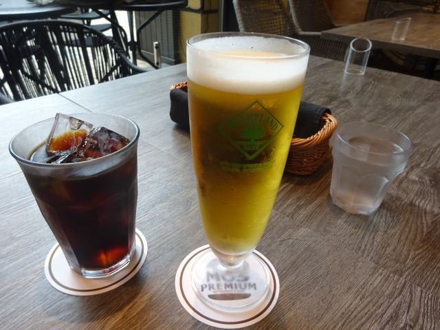 「モスプレミアム桜木町クロスゲート店」で注文したビールとアイスコーヒー