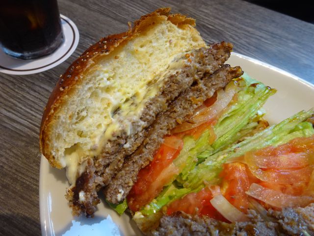 「モスプレミアム桜木町クロスゲート店」で注文した和牛バーガークリームチーズテリヤキの断面