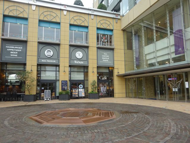 「モスプレミアム桜木町クロスゲート店」の外観