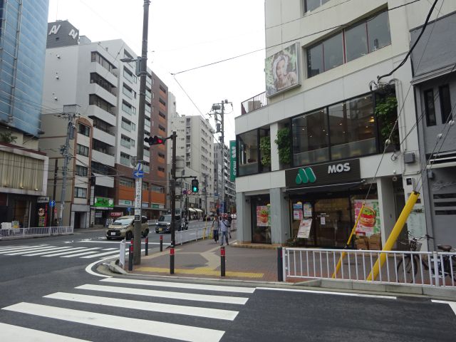 「モスバーガー横浜桜木町店」の外観と周辺の様子