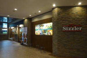 横浜みなとみらい「シズラーランドマークプラザ店」の外観（角側から撮影）