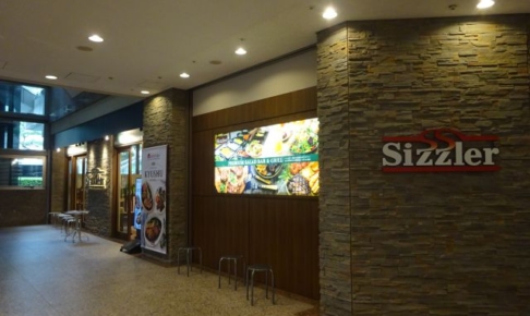 横浜みなとみらい「シズラーランドマークプラザ店」の外観（角側から撮影）