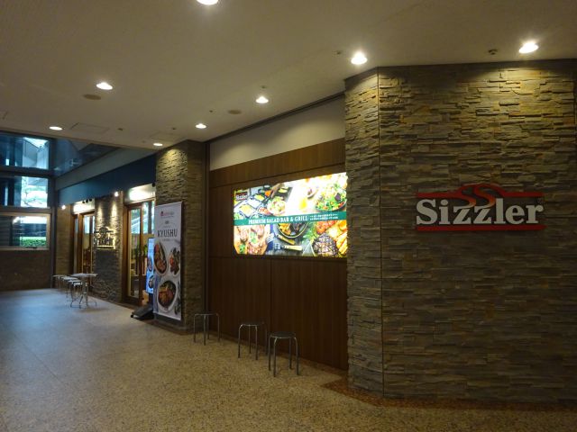 横浜みなとみらい「シズラーランドマークプラザ店」の外観（角側から撮影）
