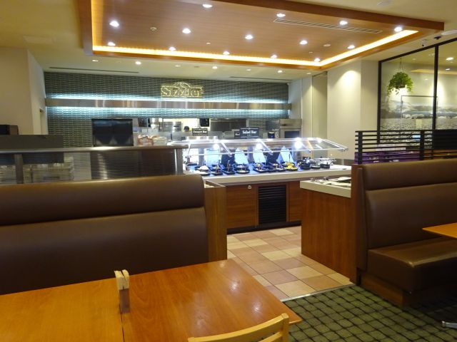 横浜みなとみらい「シズラーランドマークプラザ店」の店内の様子（プレミアムサラダバーコナーが見える）
