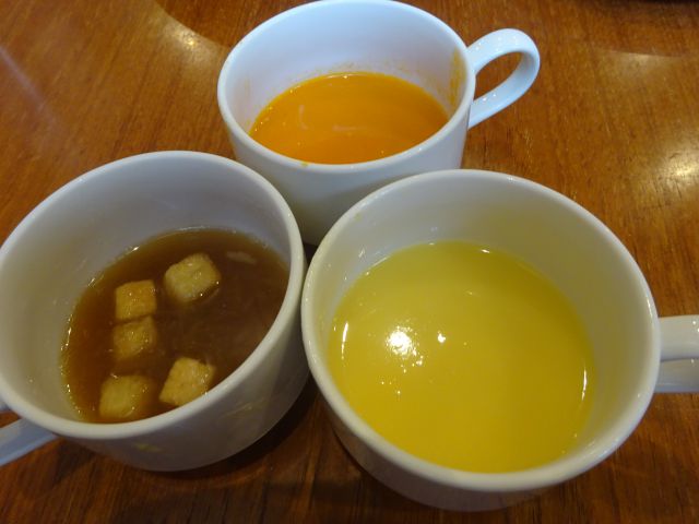 横浜みなとみらい「シズラーランドマークプラザ店」のスープ3種類（コーンスープ、オニオンスープ、トマトスープ）
