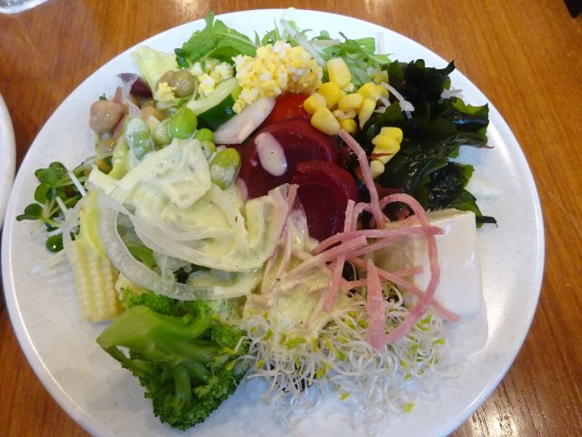 横浜みなとみらい「シズラーランドマークプラザ店」でお皿に盛ったフレッシュサラダ