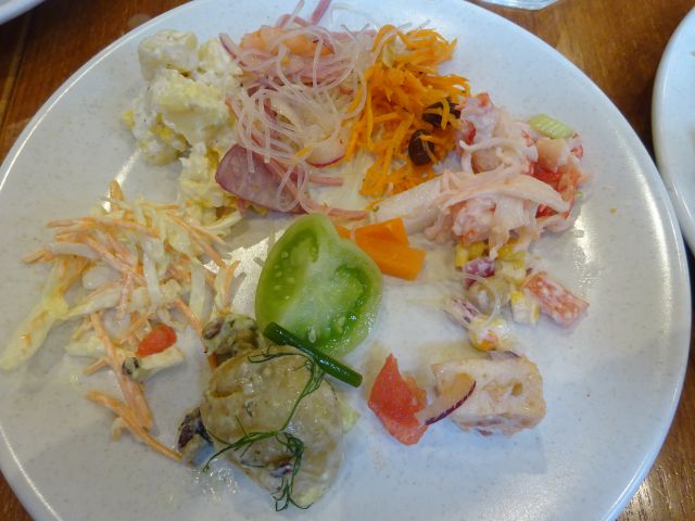横浜みなとみらい「シズラーランドマークプラザ店」でお皿に盛った自家製デリサラダ